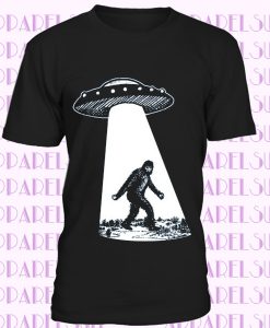 Sasquatch Flying Saucer T Shirt Funny Alien Men Cool UFO Cryptid Vintage Graphic